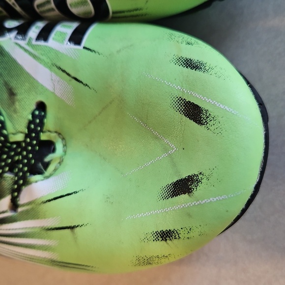 Umbro Green Youth Soccer Cleats - Picture 4 of 14